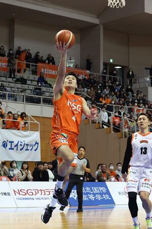 新潟-愛媛 第2クオーター、高橋克実がレイアップシュートを決め、27-27=新潟市東総合スポーツセンター(写真映像部・渡辺善行)