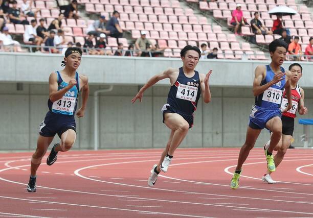 男子200メートル2位だった胎内中条の八幡歩真(左)と3位の小針の村上友信(左から2人目)=ビッグスワン