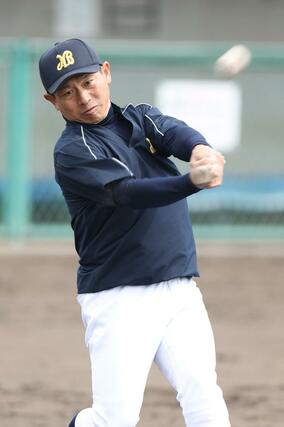 ノックを打つ日本文理の鈴木崇監督=20日、兵庫県西宮市