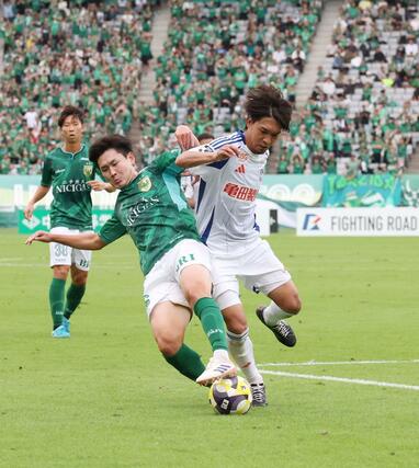 後半、相手ゴール近くで競り合う新潟の白井永地=18日、味の素スタジアム