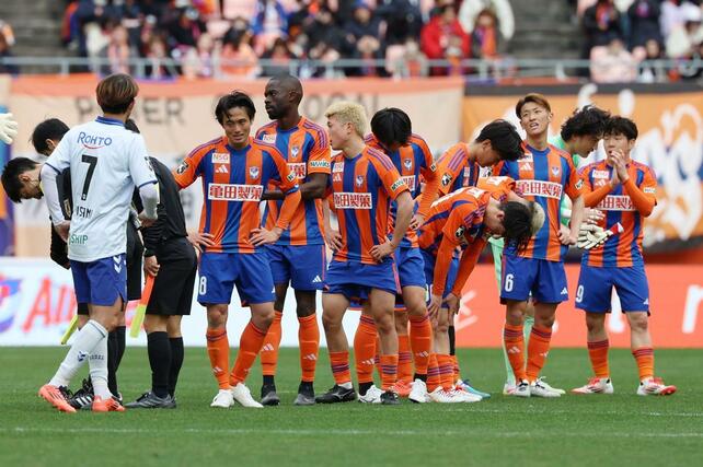 新潟-G大阪 今季リーグ戦初勝利ならず、肩を落とす新潟の選手=ビッグスワン