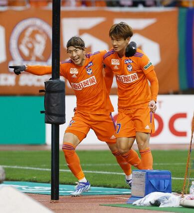 新潟－Ｃ大阪　後半４２分、Ｊ１初ゴールとなる先制点を決めたＦＷ長倉幹樹（右）とＦＷ太田修介＝ビッグスワン