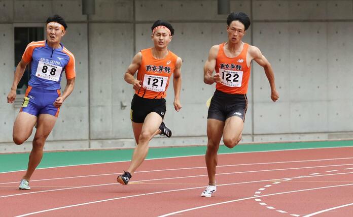 男子200メートル決勝 大会記録となる20秒90で優勝した佐藤克樹(東京学館・写真右)。中央は3位の三浦朋来(東京学館)、左は6位の石田大虎(開志国際)=デンカビッグスワン