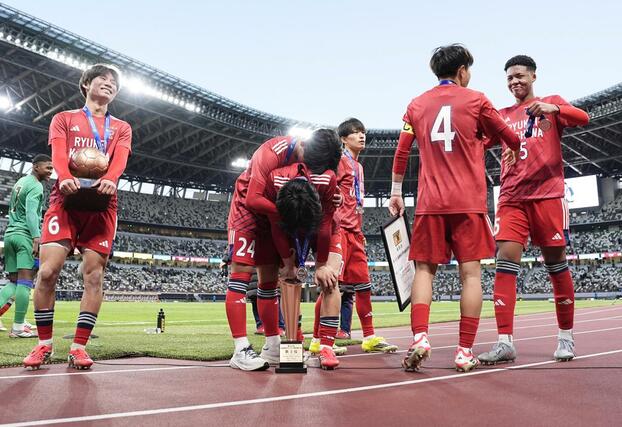 鹿島学園に敗れ、肩を落とす流通経大柏の選手たち＝ＭＵＦＧ国立