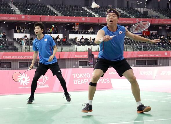 バドミントン男子ダブルス３位決定戦　タイ組と戦う沼倉昌明（右）・太田歩組＝京王アリーナ