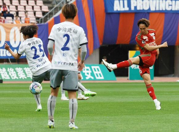 新潟－今治　後半、ミドルシュートを放つＤＦ佐藤海宏＝ビッグスワン