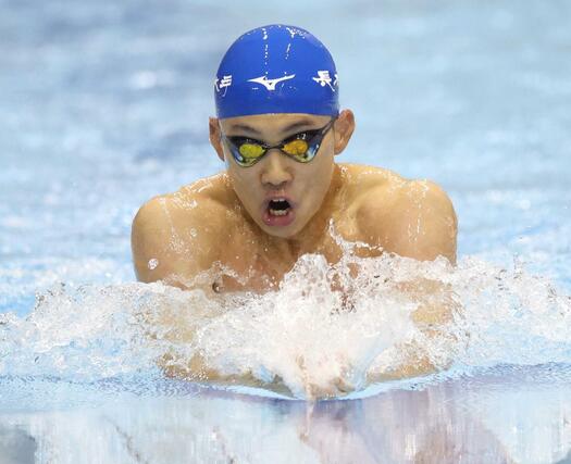 男子１００メートル平泳ぎ決勝　県高校新記録で２連覇した今泉悠成（長岡大手）＝ダイエープロビスフェニックスプール