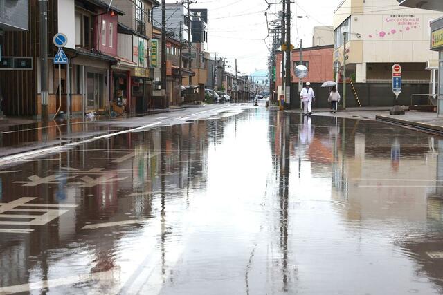 大雨で冠水している道路=3日、上越市西本町3