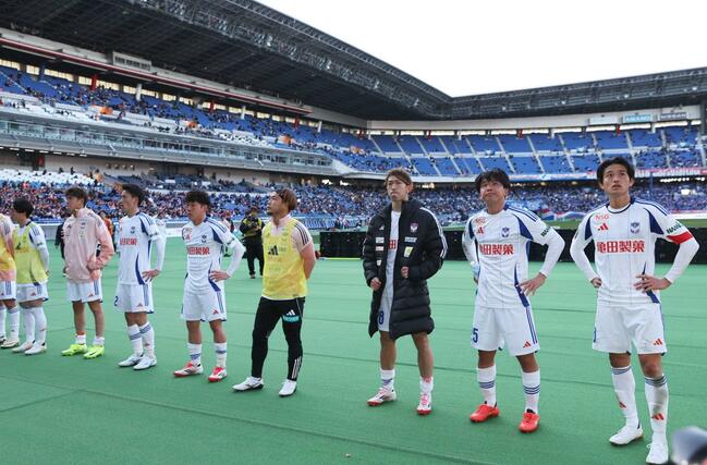 試合後、サポーターにあいさつする新潟イレブン=日産ス