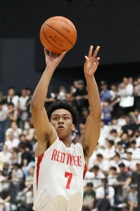 男子２回戦　開志国際－国学院久我山　第４クオータ－、開志国際の前田ヘンリー有聖が３点シュートを決め、９３－６０＝福岡県照葉積水ハウスアリーナ