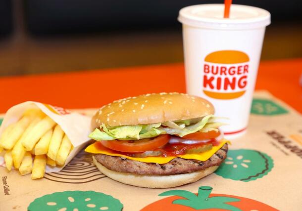 １１日にオープンする「バーガーキングイオンモール新潟亀田インター店」＝１０日、新潟市江南区