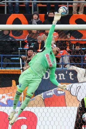 後半、スーパーセーブを連発した新潟のＧＫバウマン＝松山市