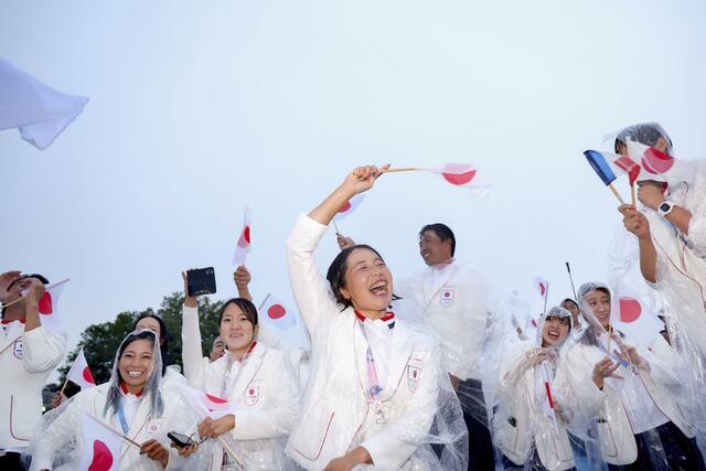 セーヌ川で行われたパリ五輪の開会式で、盛り上がる日本選手団＝７月２６日、パリ（ゲッティ＝共同）