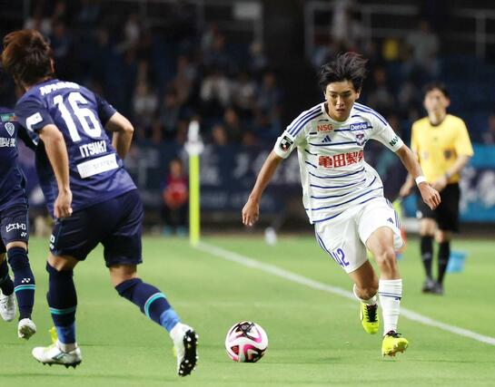 後半、新加入のＤＦ橋本健人（４２）がサイドを駆け上がる