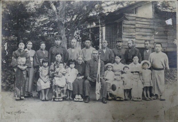 前列右から２番目の女性が片桐キヨイさん（髙橋聖子さん提供）