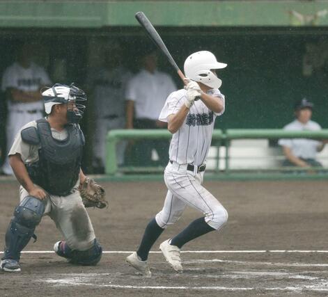 中越－新潟産大付　四回表、１死一、三塁、新潟産大付の長坂が左前適時打を放ち４－３と勝ち越した＝９月１１日、長岡市の悠久山球場