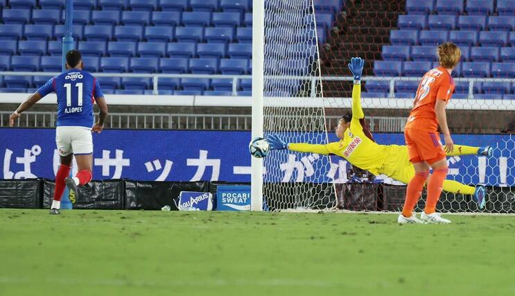 横浜M-新潟 前半、シュートをはじくGK小島亨介=日産スタジアム