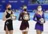 　２０２２年２月、北京冬季五輪フィギュアスケート女子でＲＯＣとして参加した金メダルのアンナ・シェルバコワ（中央）と銀メダルのアレクサンドラ・トルソワ（左）。右は銅メダルの坂本花織（共同）