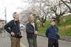 雁巻の桜を眺める小須戸コミュニティ協議会のメンバー=9日、新潟市秋葉区横川浜