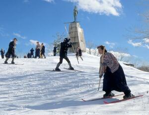 レルヒ少佐が伝えた「一本杖スキー」が披露された顕彰会＝１２日、上越市の金谷山