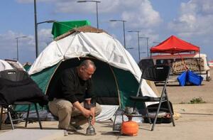 　レバノンの首都ベイルートで、避難生活を送る人＝１６日（ロイター＝共同）
