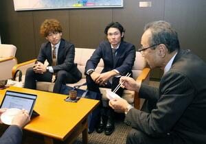 渡辺竜五市長(右)を訪問した(左から)本間涼さん、荒井瑠伽さん=佐渡市役所