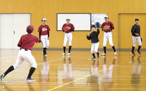 練習に励む江南ベースボールクラブの選手たち=新潟市江南区