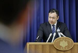 白石隆浩死刑囚の死刑執行について記者会見する鈴木法相=27日午前、法務省