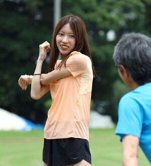 公開練習でストレッチをする小海遥=7月、東京都世田谷区