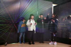 光を使った幻想的な展示などが来場者を魅了した「アートなHENTAI万博」=2月10日、アオーレ長岡