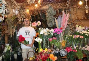 生花とドライフラワーで埋め尽くされた生花店「里乃彩」=新潟市北区葛塚