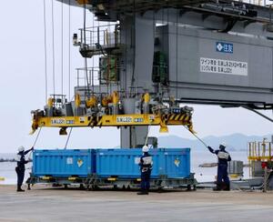 島根原発から出た低レベル放射性廃棄物を搬出する作業員=11日午後、松江市