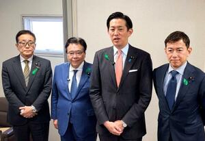 　記者団の取材に応じる自民党の小林政調会長（右から２人目）＝２６日午後、岐阜市