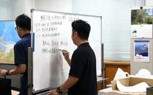 鹿児島市にある十島村役場で対応に当たる職員=3日午後4時57分