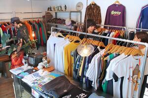 柏崎に移住した夫婦が、アパレルブランドでの経験を生かして開店した古着屋「no奥」=柏崎市東本町2