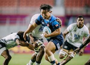 フィジー戦で攻め込む江良(中央)=ソルトレークシティー((C)JRFU)