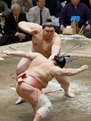大の里(奥)が突き出しで宇良を下す=両国国技館