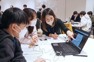 証言を基に空襲から避難する経路を地図中でたどる参加者＝長岡市大手通２