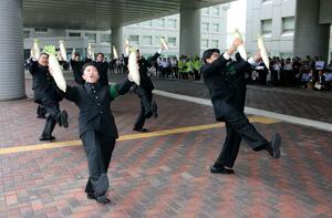 大根踊りを披露する東京農業大生=新潟市中央区
