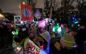 　国会前で戦争反対などを訴える人たち＝３月２５日