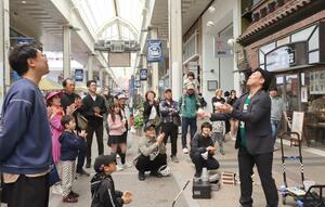 ステージイベントや大道芸人のパフォーマンスで盛り上がった古町どんどん＝９日、新潟市中央区