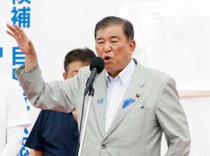 街頭演説する自民党総裁の石破首相=13日午後、熊本県菊池市