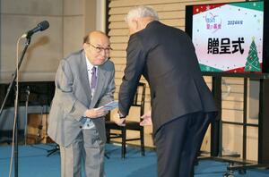 県社会福祉協議会に目録が渡された「愛の募金」贈呈式=新潟市中央区のBSN本社