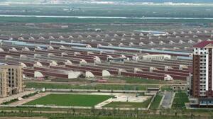 　北朝鮮北西部新義州周辺で建造が進められる同国最大規模の温室農場＝２４日、中国遼寧省丹東から撮影（共同）