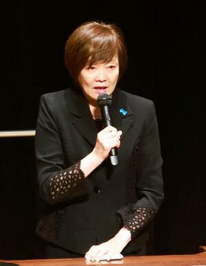 山口県長門市で開かれた安倍元首相をしのぶ会であいさつする妻昭恵さん=8日午後