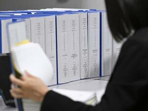 ２０２４年分の政治資金収支報告書をチェックする職員＝１１月、総務省