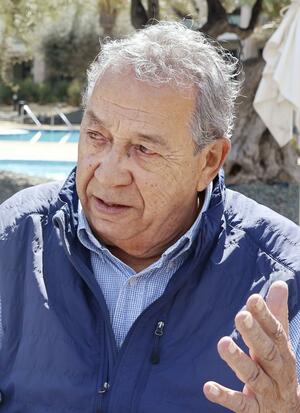 インタビューに応じるハンス・オフト氏（共同）