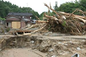大雨による土砂や流木で大きな被害を受けた小岩内集落=8月4日、村上市