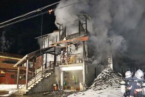 １人の遺体が見つかった住宅火災の現場＝２月２９日午前０時過ぎ、十日町市下条１