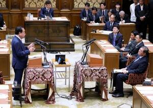 党首討論で石破首相(手前右)に質問する立憲民主党の野田代表=11日午後、国会
